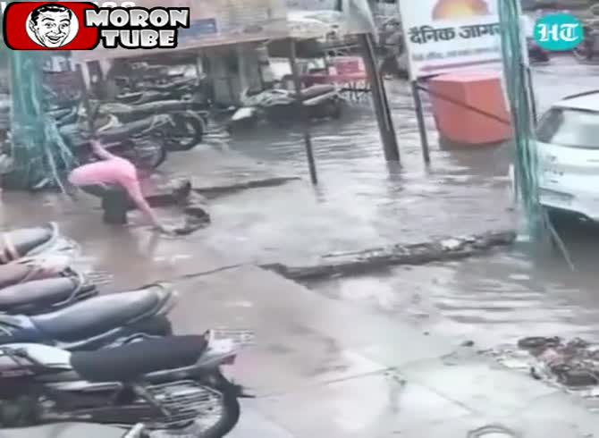 Video :This scooter-riding pair vanishes into a hole!